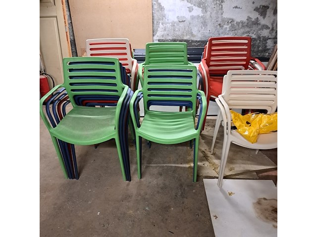 Ca. 33x kunststof tuinstoel en 4x bureaustoel - afbeelding 1 van  6