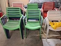 Ca. 33x kunststof tuinstoel en 4x bureaustoel - afbeelding 1 van  6