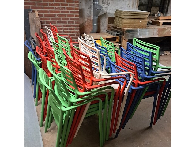 Ca. 33x kunststof tuinstoel en 4x bureaustoel - afbeelding 2 van  6