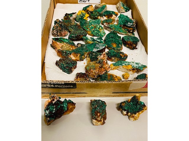 Ca. 33x malachiet brokjes - afbeelding 1 van  6