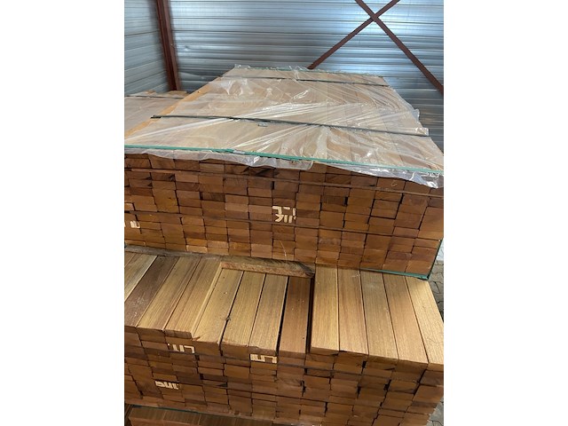 Ca. 346x guyana teak planken geschaafd, 27x70mm, lengte 168/155cm, 178/185cm - afbeelding 1 van  3