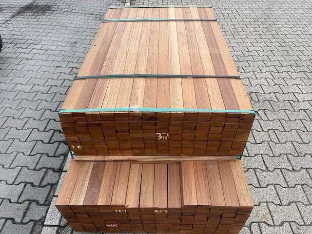 Ca. 346x guyana teak planken geschaafd, 27x70mm, lengte 168/155cm, 178/185cm - afbeelding 1 van  3