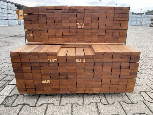 Ca. 346x guyana teak planken geschaafd, 27x70mm, lengte 168/155cm, 178/185cm - afbeelding 3 van  3