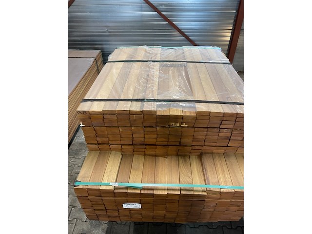 Ca. 347x guyana teak planken geschaafd, 27x70mm, lengte 158/100cm, 189/125cm - afbeelding 1 van  3