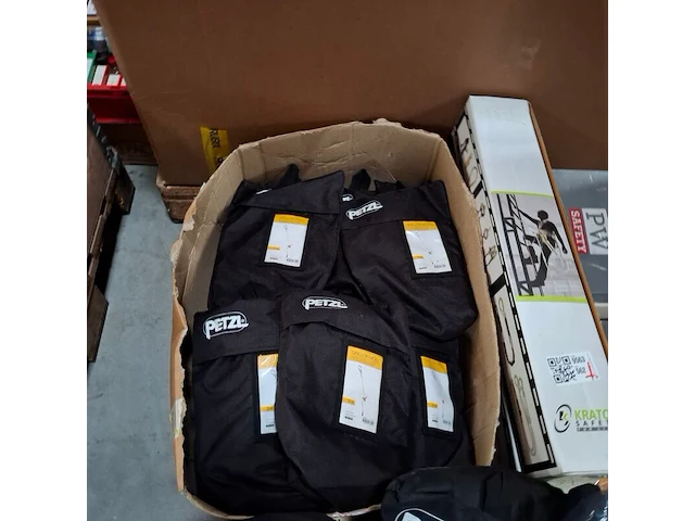 Ca. 34x diverse harnassen en toebehoren o.a. petzl - afbeelding 3 van  16