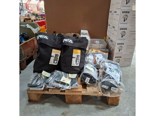 Ca. 34x diverse harnassen en toebehoren o.a. petzl - afbeelding 1 van  16