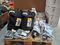 Ca. 34x diverse harnassen en toebehoren o.a. petzl