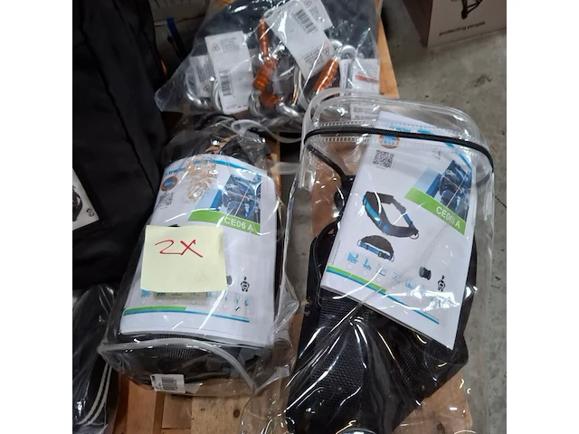Ca. 34x diverse harnassen en toebehoren o.a. petzl - afbeelding 14 van  16