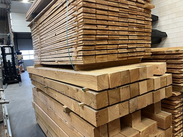 Ca. 34x douglas 120x120x2500mm bezaagd - afbeelding 1 van  2