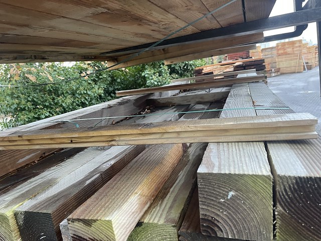 Ca. 34x douglas balken fijnbezaagd, 100x100mm, lengte 300cm - afbeelding 1 van  3