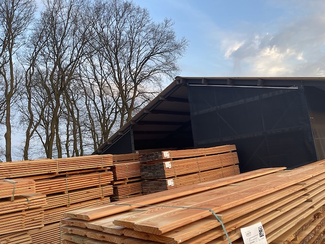 Ca. 34x douglas blokhut profiel, 28x175mm, lengte 300cm - afbeelding 1 van  3