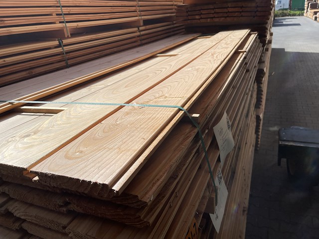 Ca. 34x douglas blokhut profiel, 28x175mm, lengte 300cm - afbeelding 1 van  3