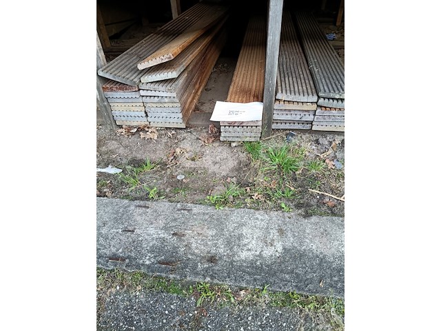 Ca. 35 st hardhouten vlonderplanken - afbeelding 1 van  4