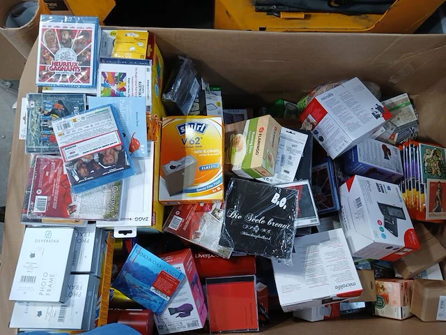 Ca. 354x handelsgoederen en speelgoed, guess, hp, harry potter - afbeelding 1 van  5