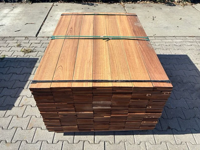 Ca. 357x guyana teak planken geschaafd, 21x145mm, lengte 336/70cm, 21/140cm - afbeelding 1 van  3