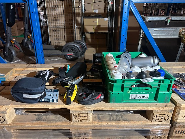 Ca. 35x fietsaccessoires w.o. agu, camelbak - afbeelding 1 van  8