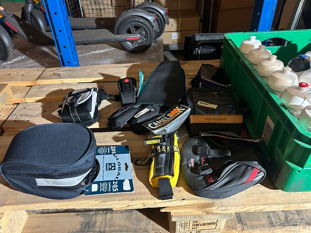 Ca. 35x fietsaccessoires w.o. agu, camelbak - afbeelding 2 van  8