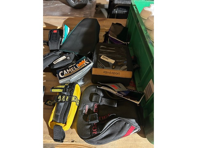 Ca. 35x fietsaccessoires w.o. agu, camelbak - afbeelding 5 van  8