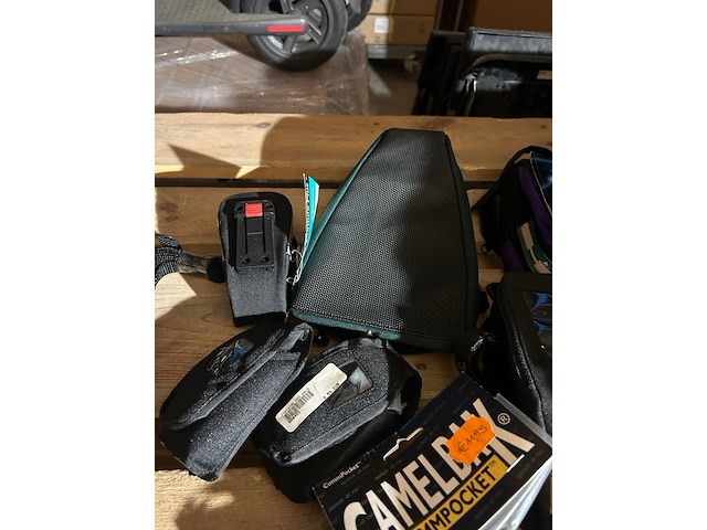 Ca. 35x fietsaccessoires w.o. agu, camelbak - afbeelding 6 van  8