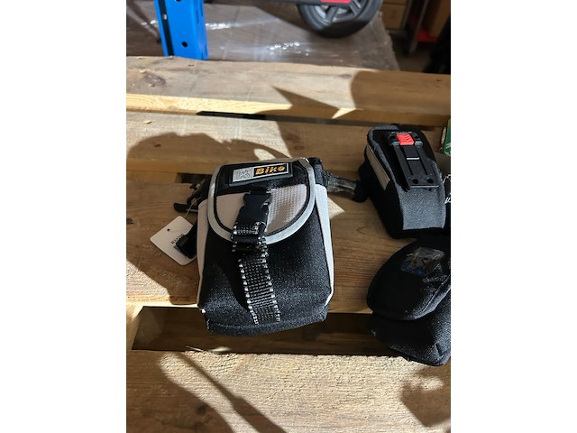 Ca. 35x fietsaccessoires w.o. agu, camelbak - afbeelding 7 van  8