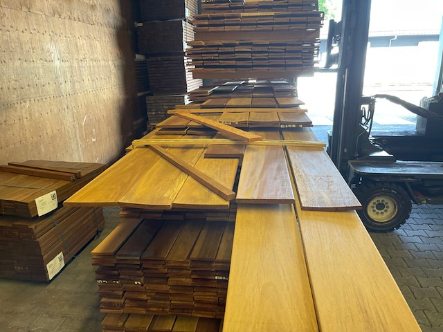 Ca. 35x guyana ipé country grade planken geschaafd, 18x190mm, lengte 1/250cm, 10/300cm, 6/350cm, 10/400cm, 1/450cm, 5/500cm, 2/550cm - afbeelding 1 van  2