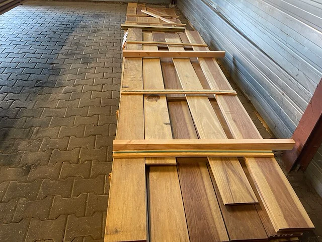 Ca. 35x guyana ipé planken geschaafd country grade, 18x190mm, lengte 1/250cm, 10/300cm, 6/350cm, 10/400cm, 1/450cm, 5/500cm, 2/550cm - afbeelding 1 van  3
