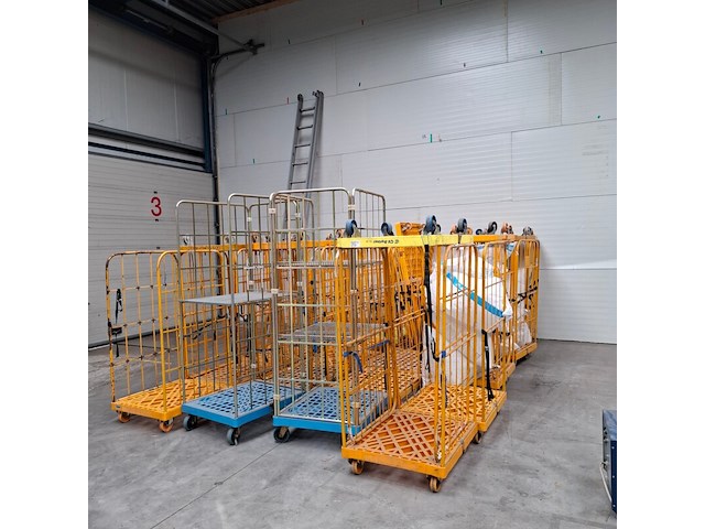 Ca. 36x diverse rolcontainer - afbeelding 1 van  5