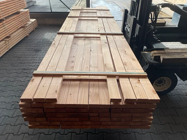 Ca. 36x douglas balken geschaafd, 40x90mm, lengte 430cm - afbeelding 1 van  3