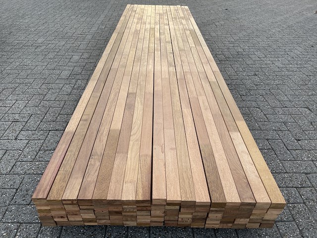 Ca. 36x guyana teak onderliggers gevingerlast, 40x60mm, lengte 395cm - afbeelding 1 van  3