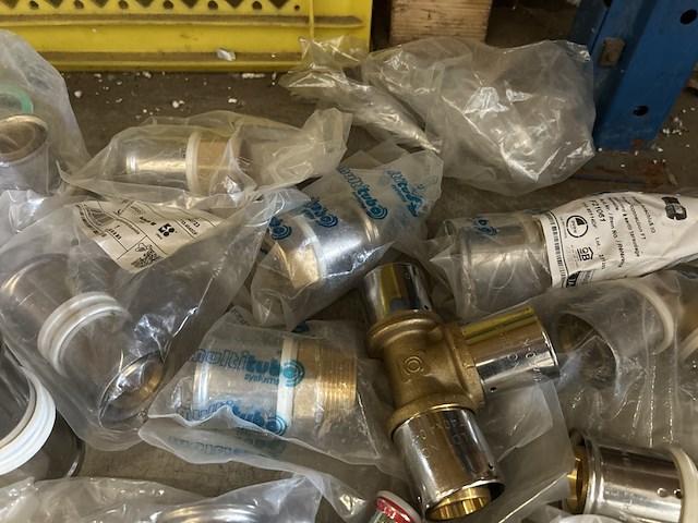 Ca. 36x messing perskoppelingen w.o. t-stukken en rechte koppelingen, multitubo - afbeelding 4 van  8
