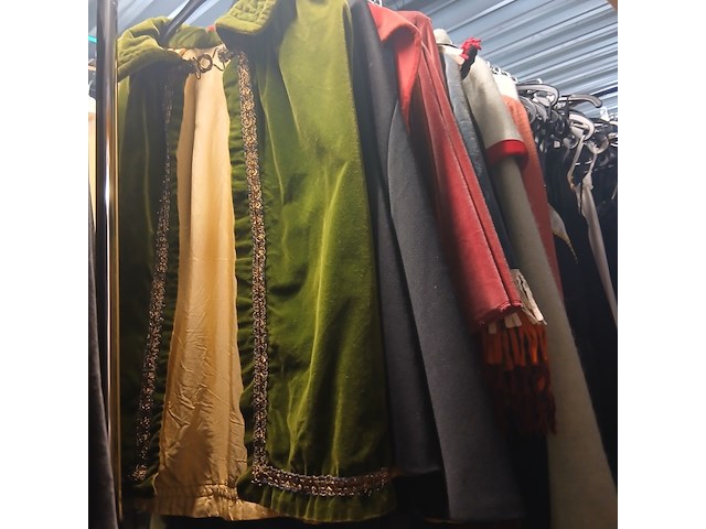 Ca. 37x middeleeuwse kleding, lakeijassen en broeken - afbeelding 1 van  7