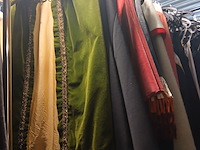 Ca. 37x middeleeuwse kleding, lakeijassen en broeken - afbeelding 1 van  7