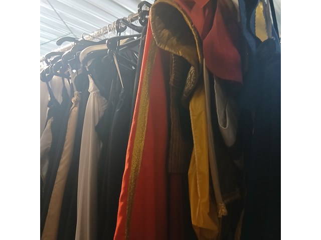 Ca. 37x middeleeuwse kleding, lakeijassen en broeken - afbeelding 2 van  7
