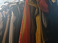 Ca. 37x middeleeuwse kleding, lakeijassen en broeken - afbeelding 2 van  7