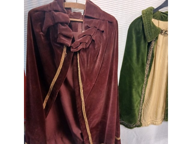 Ca. 37x middeleeuwse kleding, lakeijassen en broeken - afbeelding 3 van  7