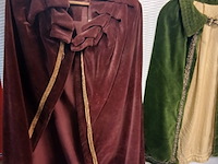 Ca. 37x middeleeuwse kleding, lakeijassen en broeken - afbeelding 3 van  7