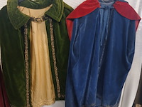Ca. 37x middeleeuwse kleding, lakeijassen en broeken - afbeelding 4 van  7