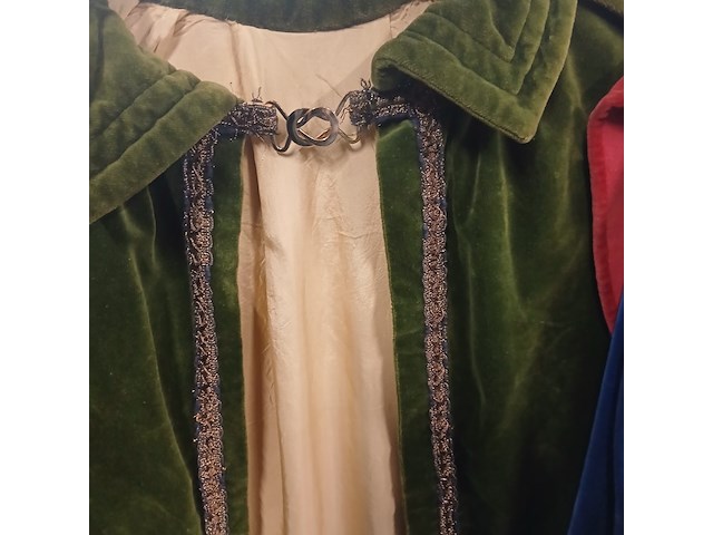Ca. 37x middeleeuwse kleding, lakeijassen en broeken - afbeelding 5 van  7
