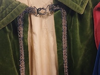Ca. 37x middeleeuwse kleding, lakeijassen en broeken - afbeelding 5 van  7