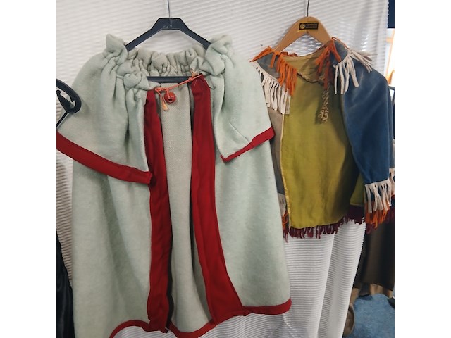 Ca. 37x middeleeuwse kleding, lakeijassen en broeken - afbeelding 6 van  7