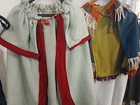 Ca. 37x middeleeuwse kleding, lakeijassen en broeken - afbeelding 6 van  7
