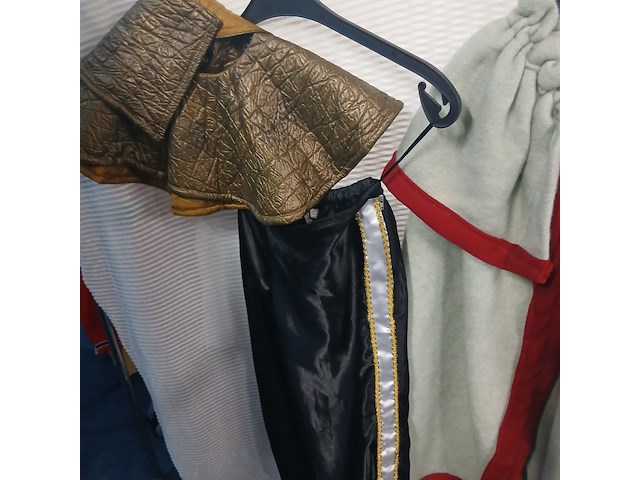 Ca. 37x middeleeuwse kleding, lakeijassen en broeken - afbeelding 7 van  7