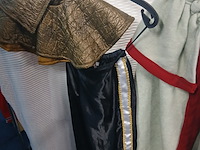Ca. 37x middeleeuwse kleding, lakeijassen en broeken - afbeelding 7 van  7