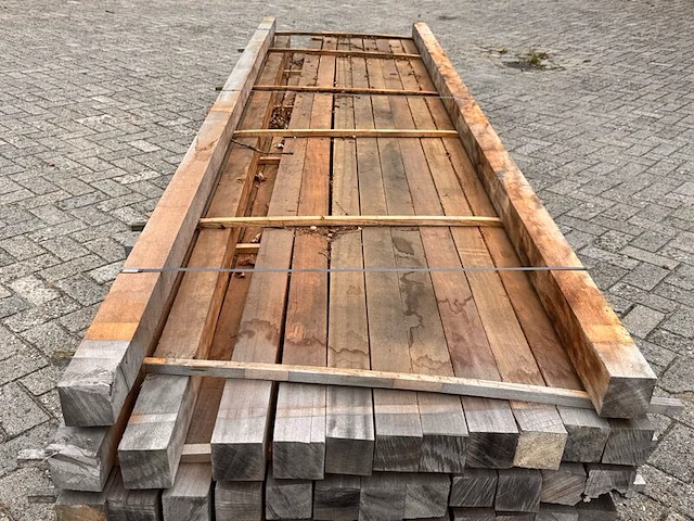 Ca. 37x mora hardhouten balken fijnbezaagd, 80x80mm, lengte 400cm - afbeelding 1 van  3