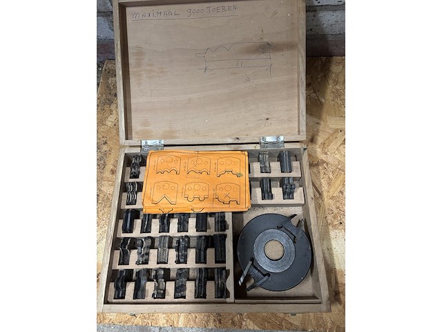 Ca. 37x verwisselbare profielbeitels t.b.v. tafelfrees - afbeelding 1 van  4