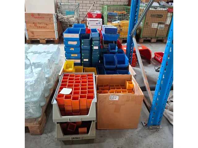 Ca. 385x diverse magazijnbakken - afbeelding 1 van  7