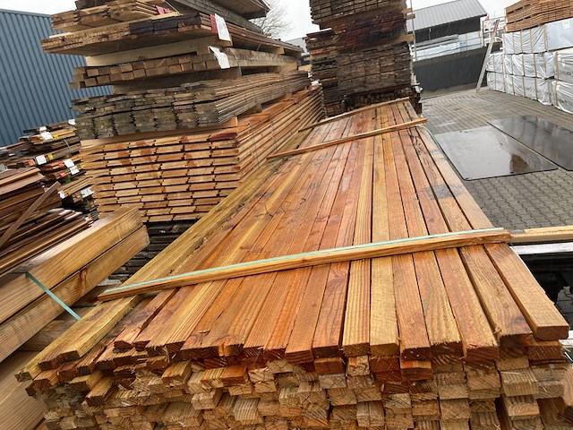 Ca. 385x douglas latten fijnbezaagd, 25x45mm, lengte 400cm - afbeelding 1 van  3