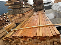 Ca. 385x douglas latten fijnbezaagd, 25x45mm, lengte 400cm - afbeelding 1 van  3