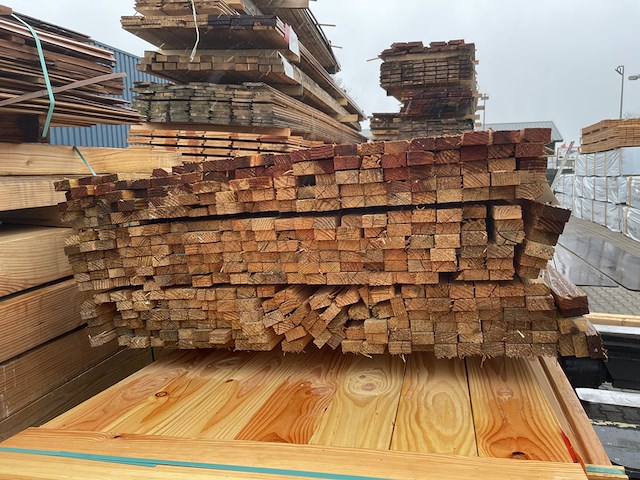 Ca. 385x douglas latten fijnbezaagd, 25x45mm, lengte 400cm - afbeelding 3 van  3