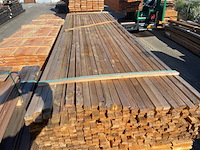 Ca. 385x douglas latten fijnbezaagd, 25x45mm, lengte 400cm - afbeelding 1 van  3
